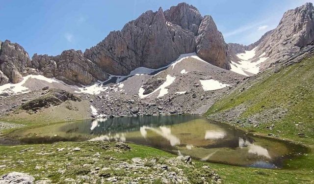 Anamas Dağı’ndaki Karagöl, dağcıların ilgi odağı