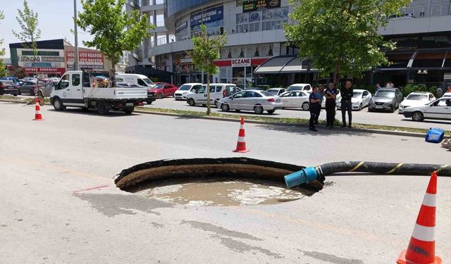 Ankara’da çöken yol sebebiyle 10 metrelik çukur oluştu
