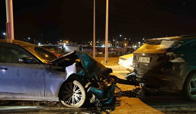 Antakya’da 2 otomobilin çarpıştığı kazada 1 kişi yaralandı
