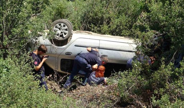 Antalya’da araç 15 metrelik şarampole devrildi: 2 yaralı