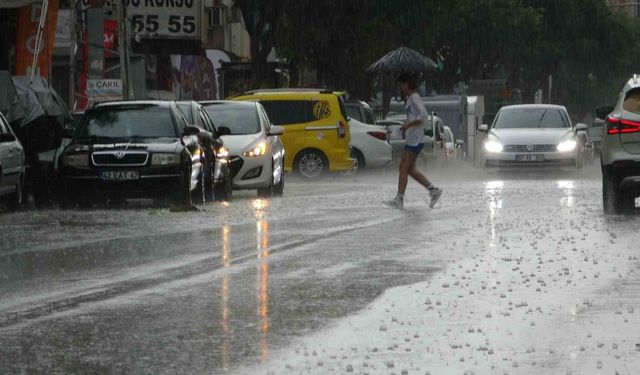 Antalya’da hava sıcaklığı 15 dakikada 16 derece birden düştü, kum fırtınası çıktı, ağaçlar devrildi