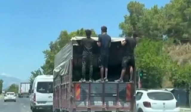 Antalya’da kamyonet kasasında tehlikeli yolculuk kamerada