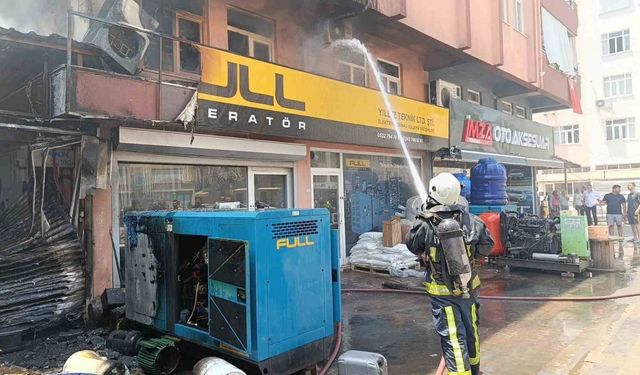 Antalya’da korkutan yangın, plastik deposuna sıçramadan söndürüldü