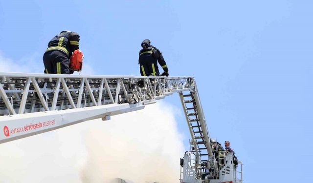 Antalya’da lüks tripleks villa yangını: Villa sakinleri sokağa döküldü