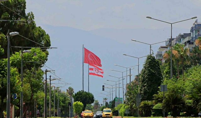 Antalya’da nem oranı yüzde 86’yı geçti, şehrin üzerini sis bulutu kapladı