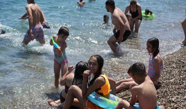 Antalya’da sıcaktan bunalanlar sahile koştu