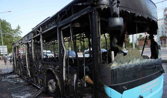 Antalya’da yanan halk otobüsünden geriye hurda yığını kaldı