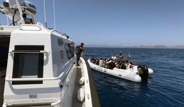 Arızalanan lastik bot içindeki 19 düzensiz göçmen kurtarıldı