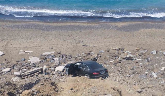 Arsuz’da tekeri patlayan otomobil uçuruma yuvarlandı: 2 yaralı