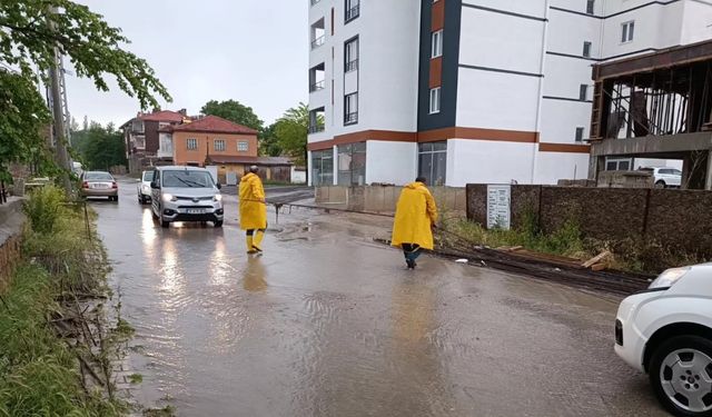 Aşırı yağıştan çadırları zarar gören tarım işçileri otele yerleştirildi