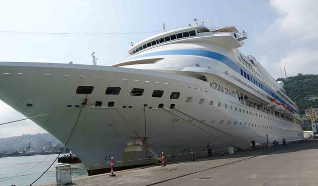 "Astoria Grande" kruvaziyeri Rus yolcuları ile Trabzon’a demirledi