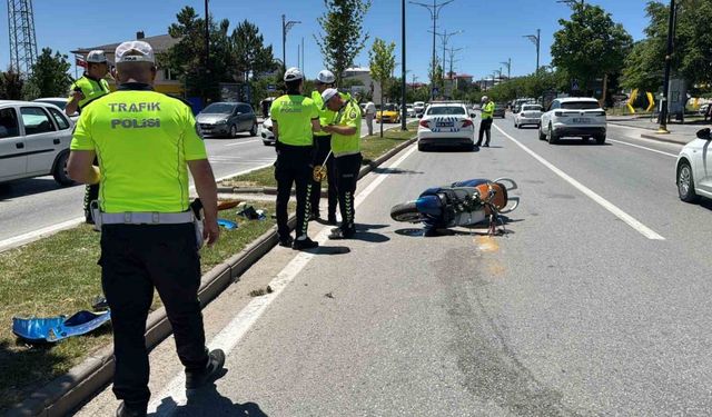 Aydınlatma direğine çarpan motosiklet sürücüsü hayatını kaybetti