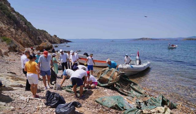 Ayvalık adalarında çevre temizliğinde mültecilerden geriye kalan 7 bot enkazı çıkarıldı