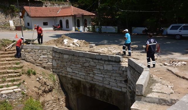 Babadağ Belediyesi Yardan Çayında çevre düzenlemesi yapıyor