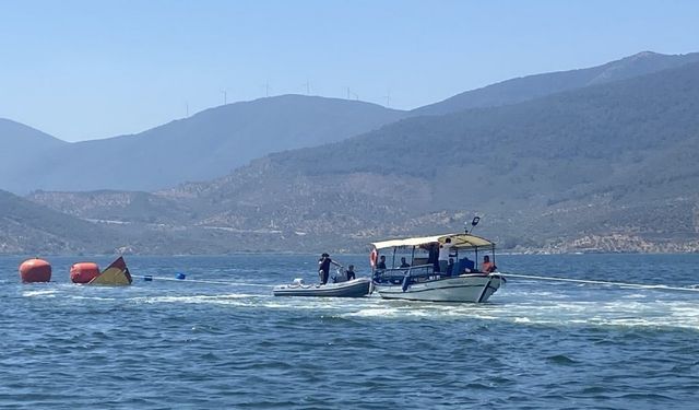 Bafa Gölü’ne düşen uçağı kurtarma çalışmalarına Jandarma destek veriyor