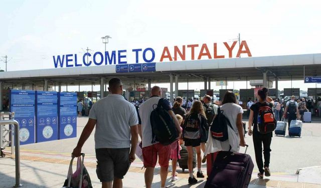 Bakan duyurdu: "Antalya Havalimanında uçak ve yolcu trafiğinde 2024 senesinin rekorunu kırdık"