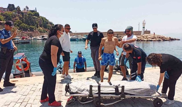 Balık tutarken kayalıklardan düşen genci deniz polisi kurtardı