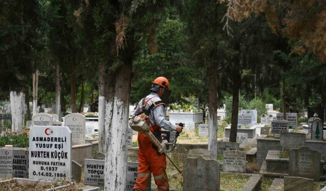 Balıkesir Büyükşehir, mezarlıkları bayrama hazırlıyor