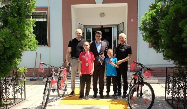 Balkan şampiyonuna kaymakamdan bisiklet