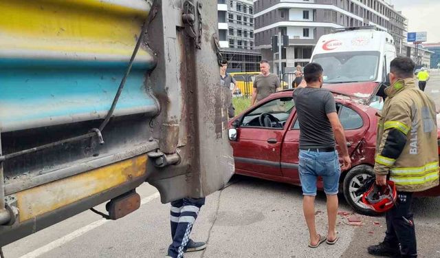 Bandırma’da feci kaza: Dorse ile otomobilin arasına sıkıştı