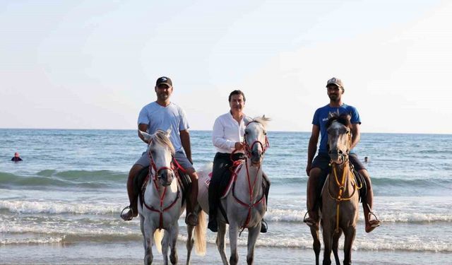 Başkan Aras Patara plajında at bindi