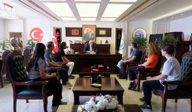 Başkan Bakkalcıoğlu’na tiyatro öğrencilerinden ziyaret