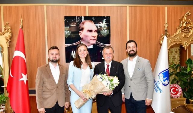 Başkan Balaban Manisa’nın tek kadın Belediye Başkanı Durbay’ı ağırladı