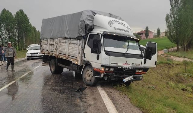 Bayburt’ta kamyonla minibüs çarpıştı: 2 yaralı