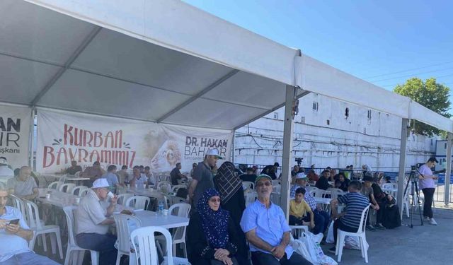 Bayram namazı sonrası kurban kesim alanlarında hareketlilik