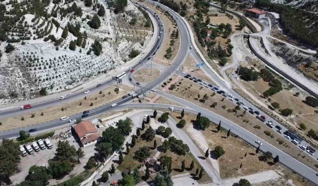 Bayram tatili sonrasında Antalya ve Fethiye yollarının bağlantı noktası olan Burdur’da trafik yoğunluğu oluştu