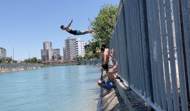 Bayramda evde oturmaktan sıkılan gençler Adana’da yüzerek serinledi