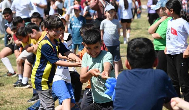 Bilecik’te binlerce çocuk unutulmaya yüz tutmuş oyunları hep birlikte oynadı