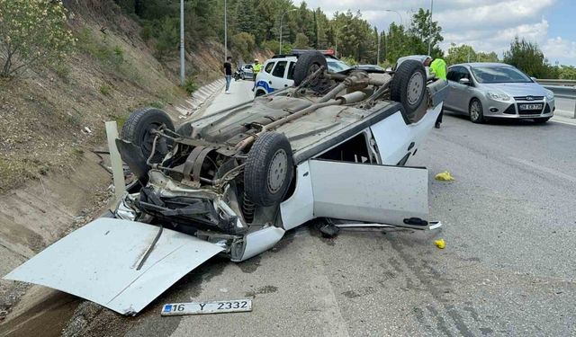 Bilecik’te sürücüsünün direksiyon hakimiyetini kaybettiği araç takla attı: 2 yaralı