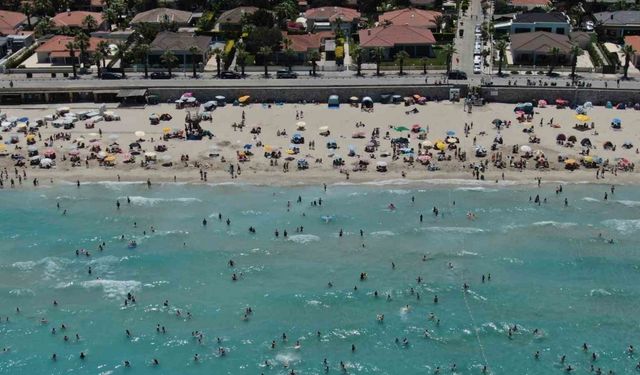 Binlerce kişi Çeşme Ilıca Plajı’na akın etti: İlçenin nüfusu 1 milyona dayandı