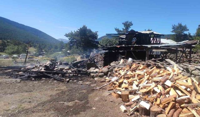 Bolu’da yangın: Ev ve müştemilat küle döndü