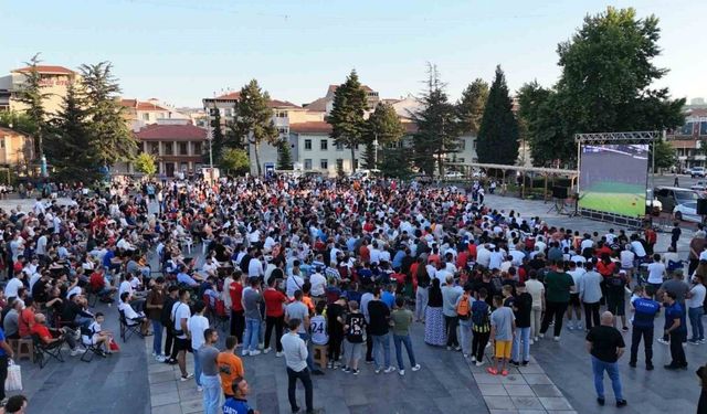 Bozüyük Belediyesi Türkiye-Portekiz maçı için dev ekran kurdu