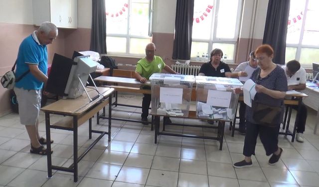 Bulgaristan seçimleri için elektronik cihazla oylar atılıyor