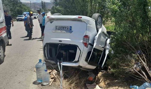 Burdur’da hafif ticari araç takla attı, yaşlı çift yaralandı