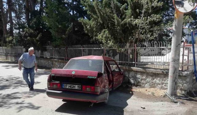 Burdur’da kavşağa kontrolsüz giren otomobil ile minibüs çarpıştı, 1 yaralı