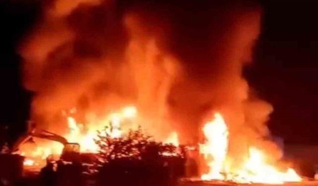 Bursa’da Hurdacılar Sitesi’nde yangın: Alevler gökyüzünü aydınlattı