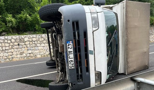 Bursa’da kamyonet devrildi : 3 yaralı
