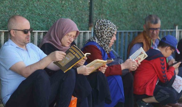 Bursa’da LGS heyecanı: Aileler kapı önlerinde dualarla bekledi