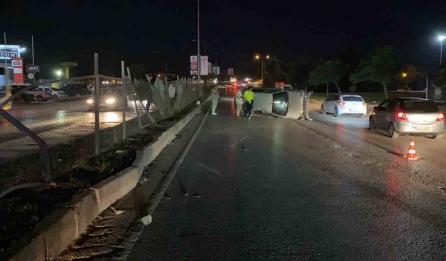 Bursa’da refüjdeki koruma tellerine çarpan otomobil takla attı: Karı-koca yaralandı