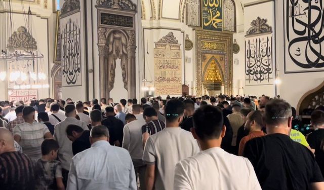 Bursa’da vatandaşlar, bayram namazı için Ulu Cami’ye akın etti