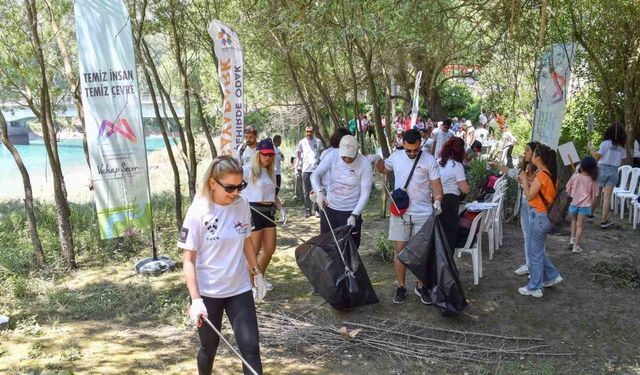 Çamlıyayla Karageçit’te gönüllerle birlikte çevre temizliği yapıldı