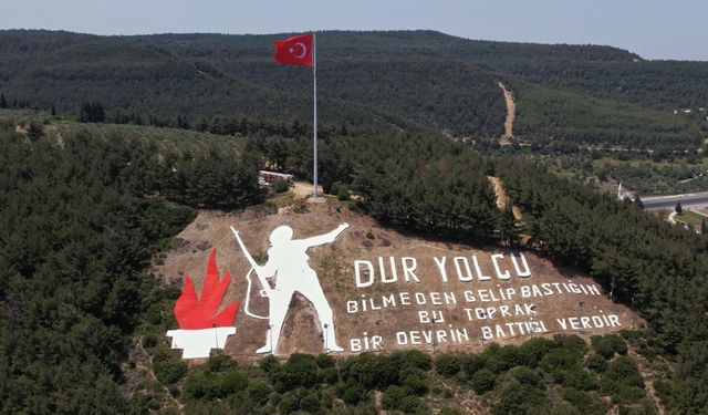 Çanakkale’nin simgesi ’Dur Yolcu’ yazısının Türk bayrağı ve direği yenilendi