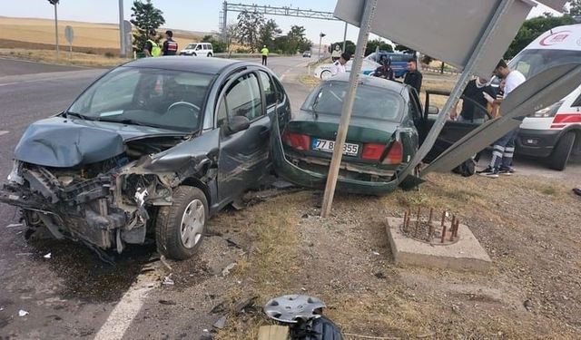 Çankırı’da iki otomobil kafa kafaya çarpıştı: 8 yaralı
