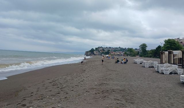 Cankurtaranlar sahilde megafonla uyarı yapıyor