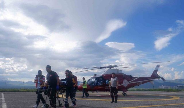 Çaşır toplarken kayalıklardan düşen kadın ambulans helikopterle hastaneye sevk edildi