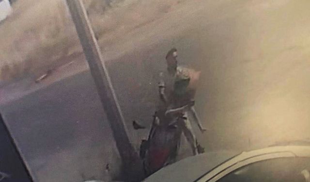 Çocuk sürücünün kullandığı motosiklet kazası kamerada: 2 yaralı
